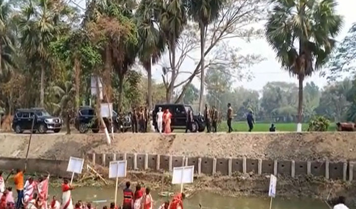 গাড়ি থামিয়ে নৌকা বাইচ উপভোগ করলেন প্রধানমন্ত্রী