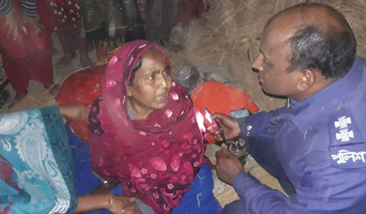 শীতে রাস্তায় পড়ে ছিল ৫ সন্তানের মা, উদ্ধার করলো পুলিশ