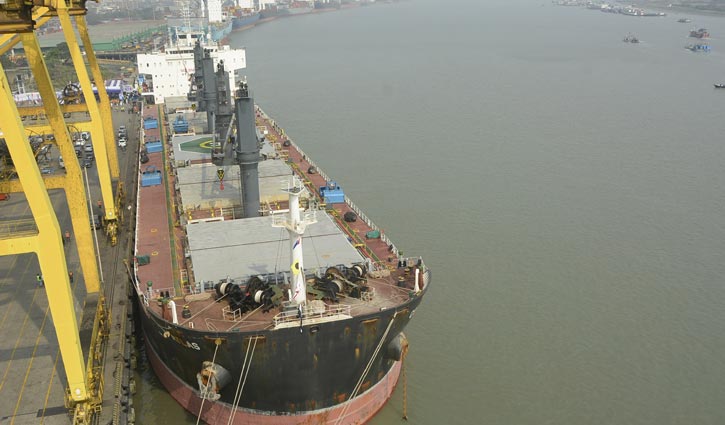 চট্টগ্রাম বন্দরে প্রবেশ করলো ২০০ মিটার লম্বা জাহাজ