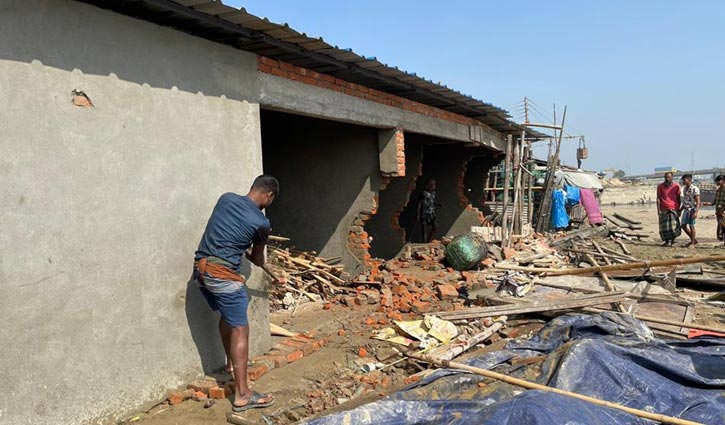 কর্ণফুলী তীরে নির্মিত অবৈধ স্থাপনা উচ্ছেদ