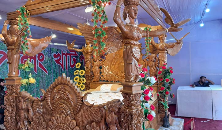 চট্টগ্রাম বাণিজ্য মেলায় দৃষ্টি কাড়ছে কোটি টাকার ‘পরী খাট’