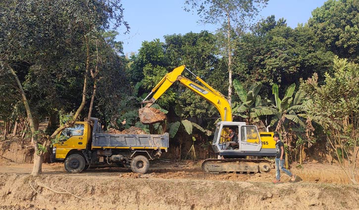 থামছে না লালমাইয়ে পাহাড় কাটা, প্রশাসন নীরব 