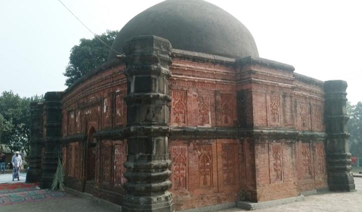 দৃষ্টিনন্দন সুলতানি আমলের ‘সুরা মসজিদ’