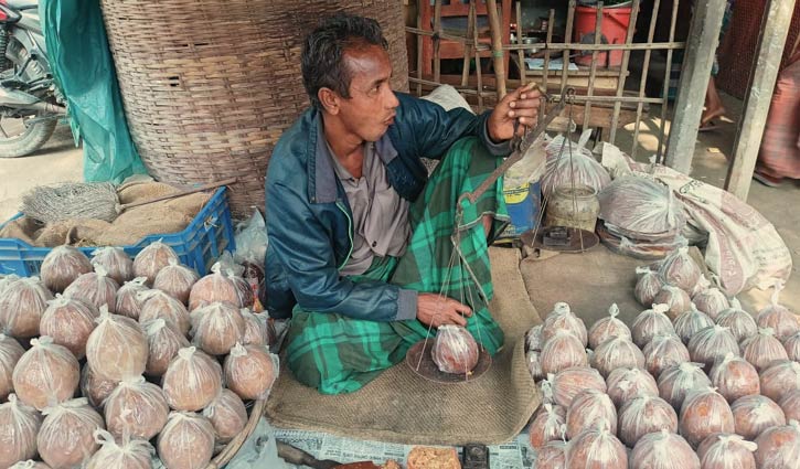 হাটবাজারে ভেজাল গুড়, ওজনেও কারসাজি