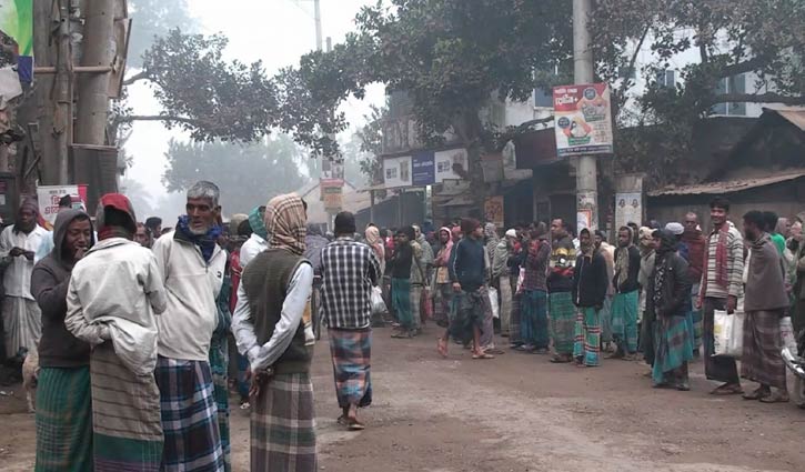 পাকুন্দিয়ায় শতবর্ষ পুরোনো শ্রমিকের হাট, মজুরি নিয়ে হতাশা