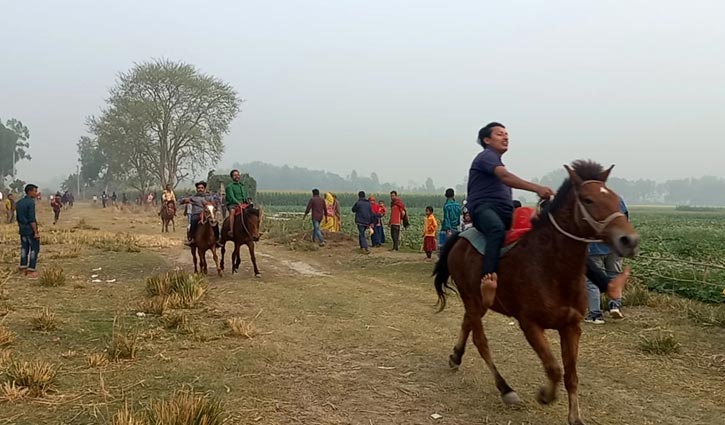 মাঘের বিকেল রাঙিয়েছে শত বছরের ঘোড় দৌড়