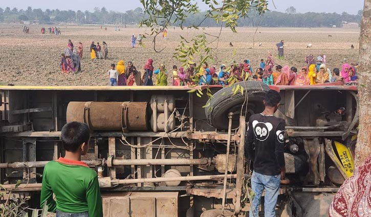 সড়কে বাস উল্টে আহত ৩০ সড়কে বাস উল্টে আহত ৩০