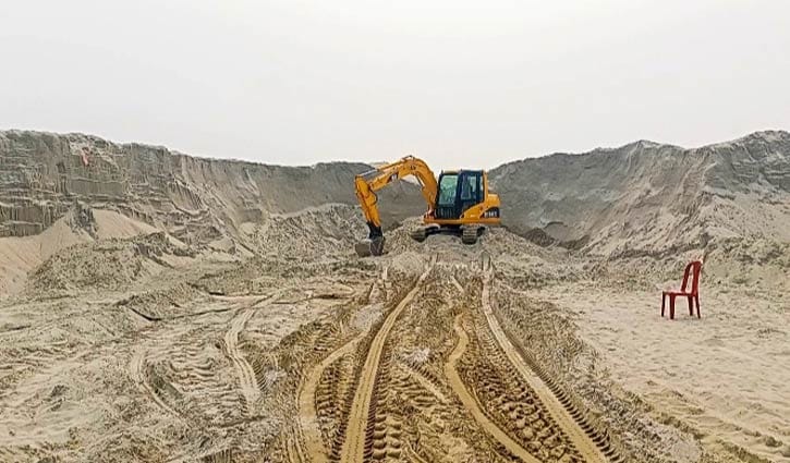 ব্রহ্মপুত্র নদ খননের বালু চুরি করে বিক্রির অভিযোগ