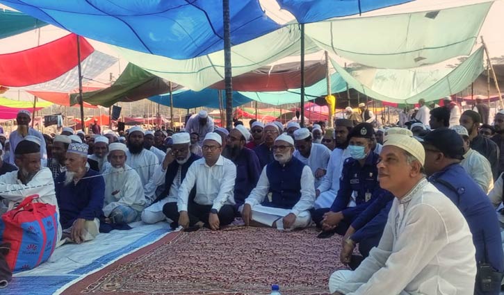 আখেরি মোনাজাতের মধ্য দিয়ে শেষ হলো জেলা ইজতেমা 