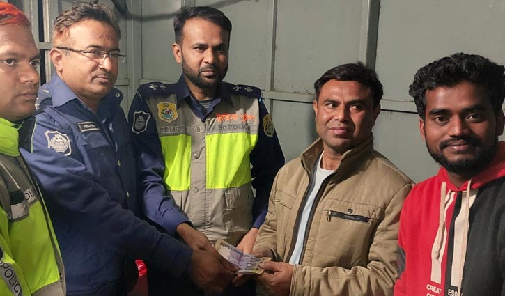 কুড়িয়ে পাওয়া টাকা ফেরত দিলেন ফটোগ্রাফার, সততায় মুগ্ধ সবাই কুড়িয়ে পাওয়া টাকা ফেরত দিলেন ফটোগ্রাফার, সততায় মুগ্ধ সবাই