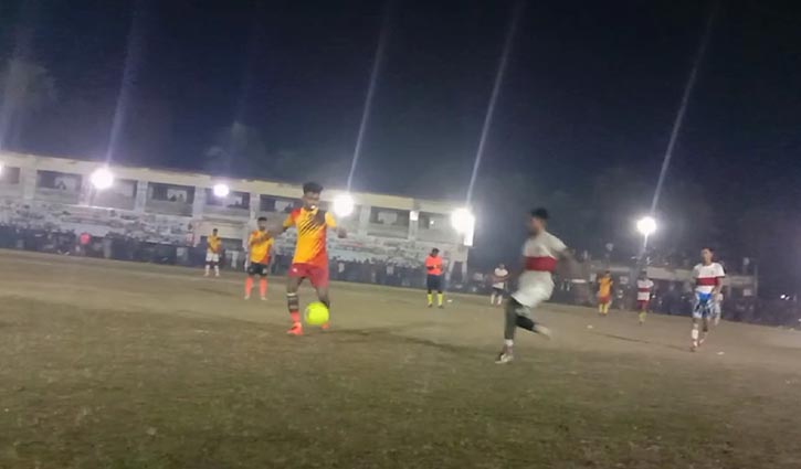 নাইট ফুটবলে মাতলো ২০ হাজার দর্শক নাইট ফুটবলে মাতলো ২০ হাজার দর্শক
