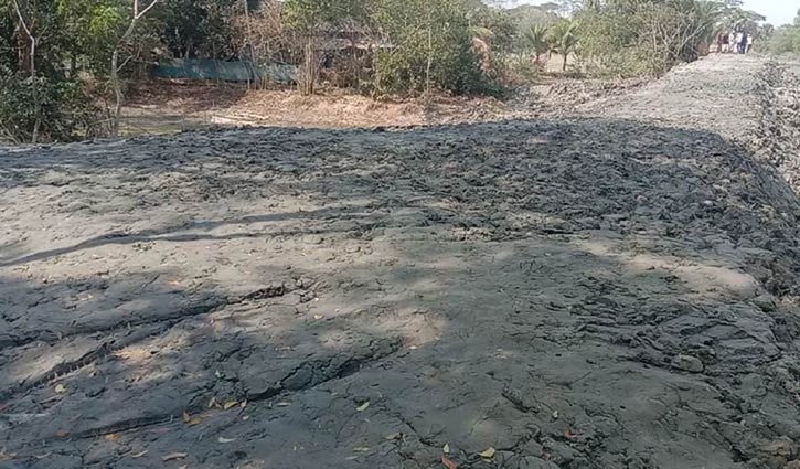 জমি বিক্রির টাকায় ১৪০০ ফুট দৈর্ঘ্যের সড়ক জমি বিক্রির টাকায় ১৪০০ ফুট দৈর্ঘ্যের সড়ক