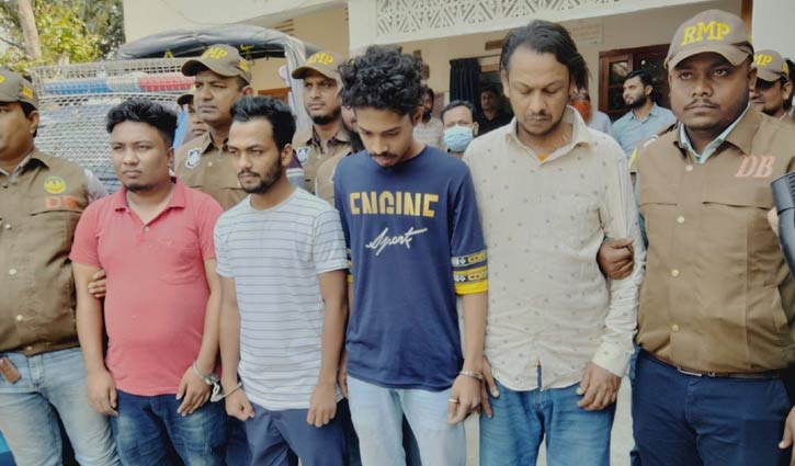 টর্চার সেল থেকে অস্ত্র উদ্ধার, গ্রেপ্তার ৪