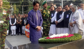 ধানমন্ডিতে বঙ্গবন্ধুর প্রতিকৃতিতে প্রধানমন্ত্রীর শ্রদ্ধা