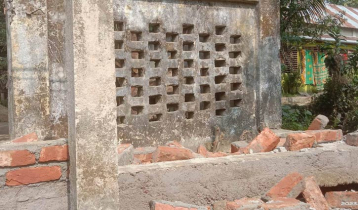 বাড়ির দেয়াল ভেঙ্গে রড লুটপাটের অভিযোগ