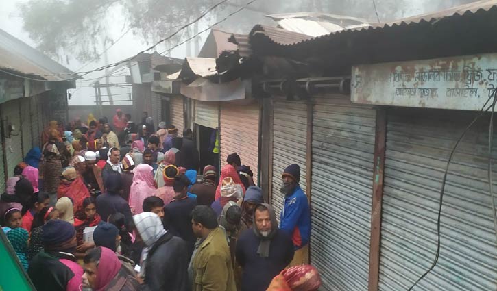 বাজারে লাগা আগুনে একজনের মৃত্যু বাজারে লাগা আগুনে একজনের মৃত্যু