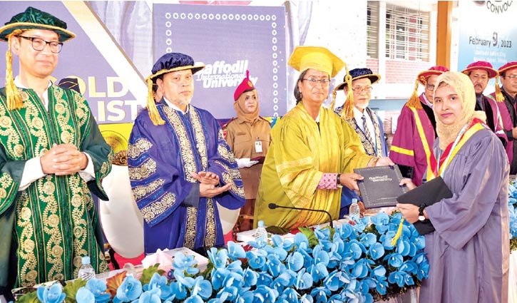 ড্যাফোডিল ইউনিভার্সিটির গ্র্যাজুয়েট স্বর্ণপদক পেলেন রাফা