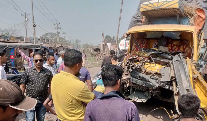 ট্রাকে ট্রেনের ধাক্কা, পথচারী আহত