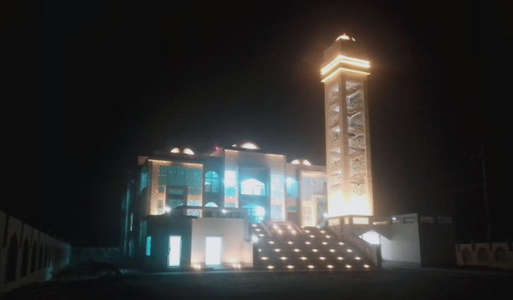 চাঁপাইনবাবগঞ্জের মডেল মসজিদে নামাজ পড়তে পারবেন ৯শ মুসল্লি 