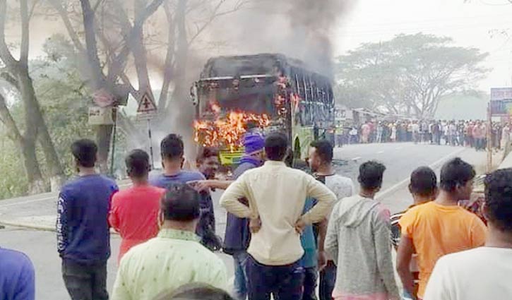 ফরিদপুরে বাস চাপায় বাবা-মেয়েসহ নিহত ৩