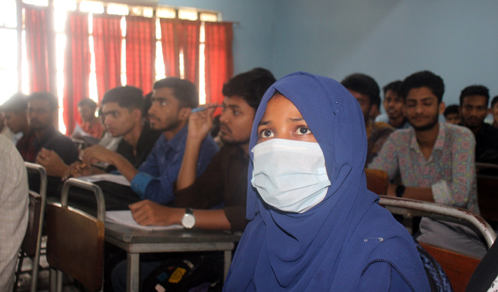 ক্লাসে ফিরলেন ইবির সেই ফুলপরী