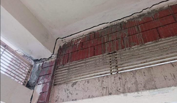 ফাটল অবস্থায় বিদ্যালয়ের ওয়াশ ব্লক হস্তান্তর, দুর্ঘটনার আশঙ্কা