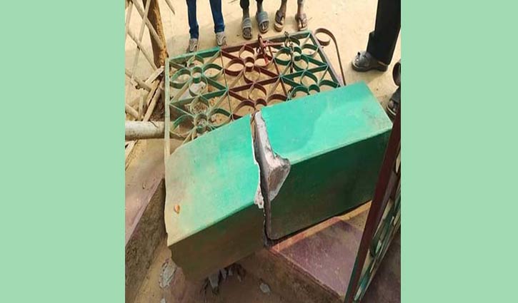 বিদ্যালয়ের গেট ভেঙ্গে পড়ে দুই শিক্ষার্থী আহত