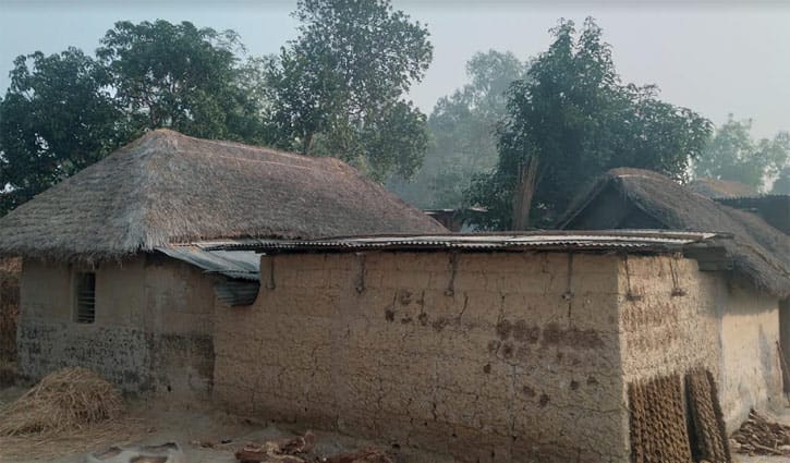 খড়ের ছাউনির মাটির ঘর