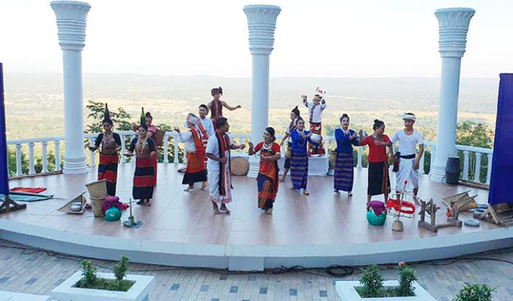 পর্যটকের নজর কাড়ছে খাগড়াছ‌ড়ির আলুটিলার অ্যাম্ফিথিয়েটার