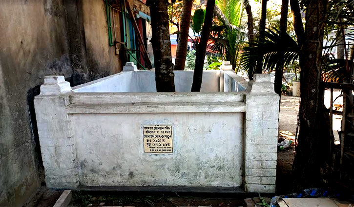 জরাজীর্ণ শহীদ রফিকের মায়ের কবর, খোঁজ নেয় না কেউ