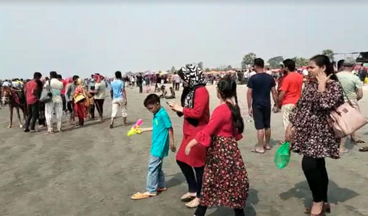 তিন দিনের ছুটিতে রেকর্ড সংখ্যক পর্যটকের ভিড় কুয়াকাটায়  