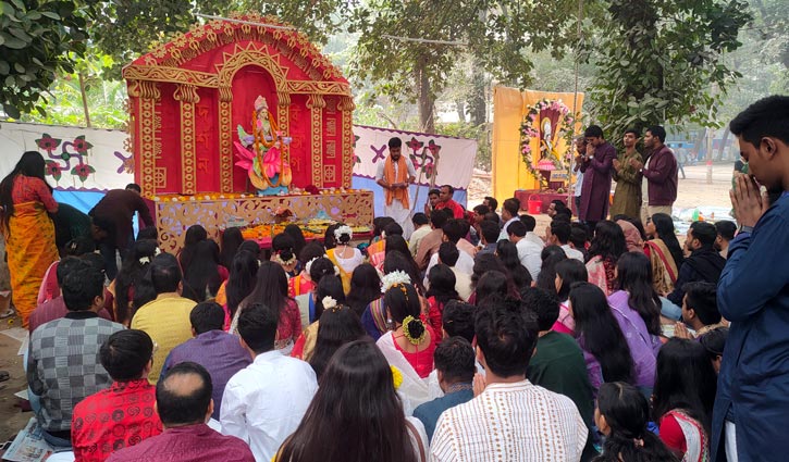 উৎসবমুখর পরিবেশে পালিত হচ্ছে জবিতে সরস্বতী পূজা