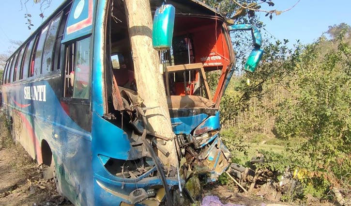 নিয়ন্ত্রণ হারিয়ে ট্রাকে বাসের ধাক্কা, নিহত ১