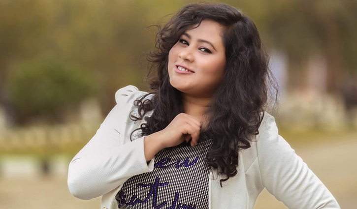 আইটেম কন্যার কণ্ঠে ফোক গান 