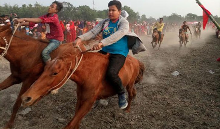 টাঙ্গাইলে ঘোড়দৌড় উপভোগ করলেন হাজারো দর্শনার্থী