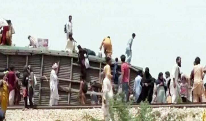 পাকিস্তানে ট্রেন দুর্ঘটনা, নিহত ৩০