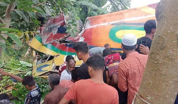 খুলনায় বাস প্রাইভেটকার সংঘর্ষ, নিহত ২