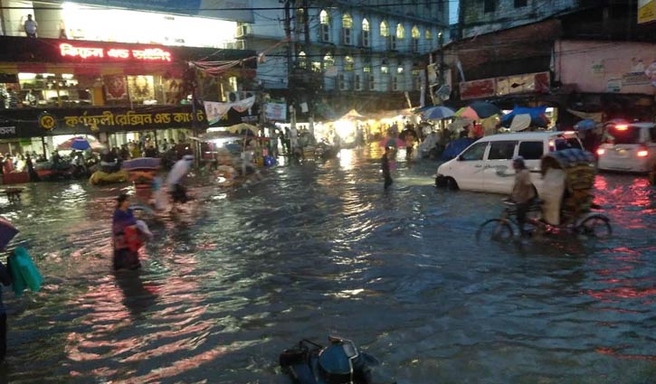 চট্টগ্রামে ৩ ঘণ্টায় ৪৮ মিলিমিটার বৃষ্টি, জলবদ্ধতায় দুর্ভোগ