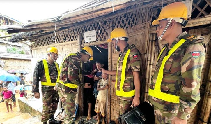 রোহিঙ্গা ক্যাম্পে দুর্গতদের সহায়তায় সেনাবাহিনী 