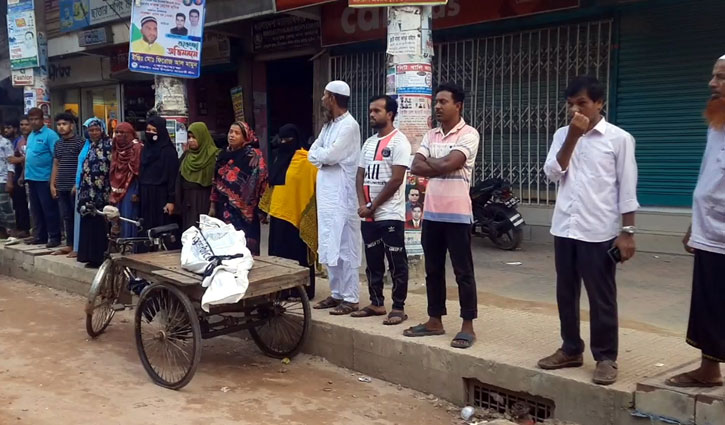 টাঙ্গাইলে মেয়ের লাশ নিয়ে বাবা-মার মানববন্ধন