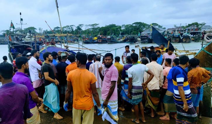 বঙ্গোপসাগরে ৪ ট্রলার ডুবি, ৬৮ জেলে উদ্ধার