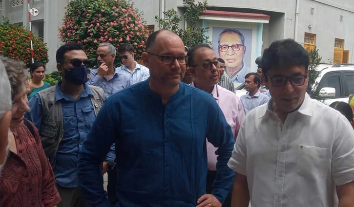 রাজনৈতিক প্রশ্নে পিটার হাস ‘চুপ’ 