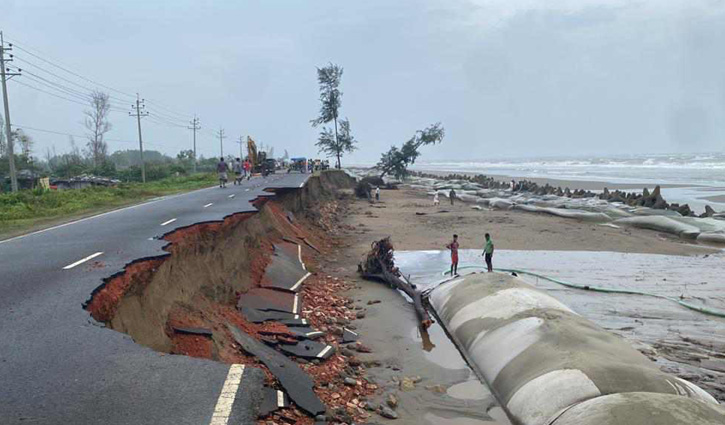 মেরিন ড্রাইভ সড়কে ভাঙন