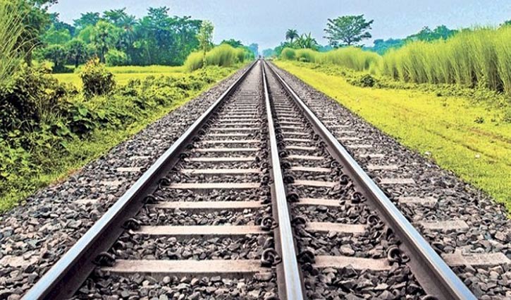 ট্রেনে কাটা পড়ে ১০ ছাগলসহ মালিক নিহত