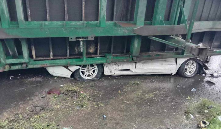 প্রাইভেটকারের ওপর চলন্ত লরি, অলৌকিকভাবে বাঁচলেন ৪ যাত্রী