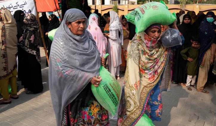 পাকিস্তানে খাদ্য সংগ্রহ করতে গিয়ে নিহত ১১ পাকিস্তানে খাদ্য সংগ্রহ করতে গিয়ে নিহত ১১