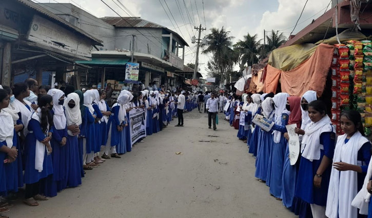 কলেজছাত্রী লামিয়া হত্যার বিচার দাবিতে মানববন্ধন