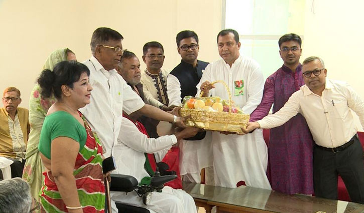 যুদ্ধাহত ও শহিদ মুক্তিযোদ্ধাদের উপহার পাঠালেন প্রধানমন্ত্রী