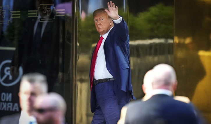 আর কিছুক্ষণ পরেই আদালতে ট্রাম্প