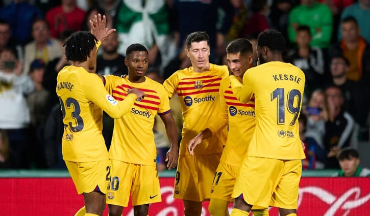 এল ক্লাসিকোর আগে নিজেদের ঝালিয়ে নিলো বার্সেলোনা